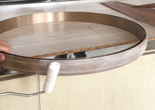 The problem of gluing metal veneer has been solved! Fushen's exclusive solution makes metal furniture both textured and warm